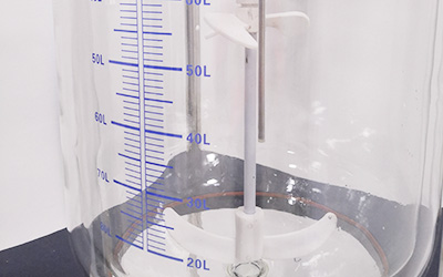 Стеклянный реактор на 100 л деталь - Материал с высоким содержанием боросиликатного стекла, двухслойный якорь для перемешивания, материал PTFE для защиты от коррозии.