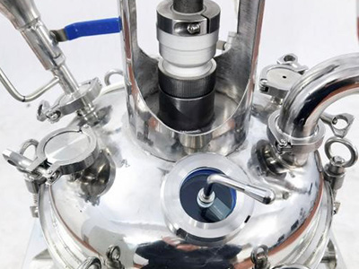 Химический реактор из нержавеющей стали с рубашкой емкостью 10 л деталь - Крышка реактора с несколькими портами, количество портов может быть настроено по желанию заказчика, а конструкция большого диаметра облегчает очистку.