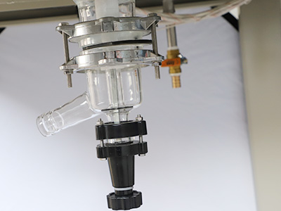 Однослойный стеклянный реактор на 200 л деталь - Нагнетательный клапан изготовлен из стекла с антикоррозийным уплотнением из ПТФЭ.