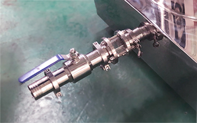 Этаноловый центрифуга для конопляного масла CBD detail - Порт нагнетания с регулирующим клапаном.